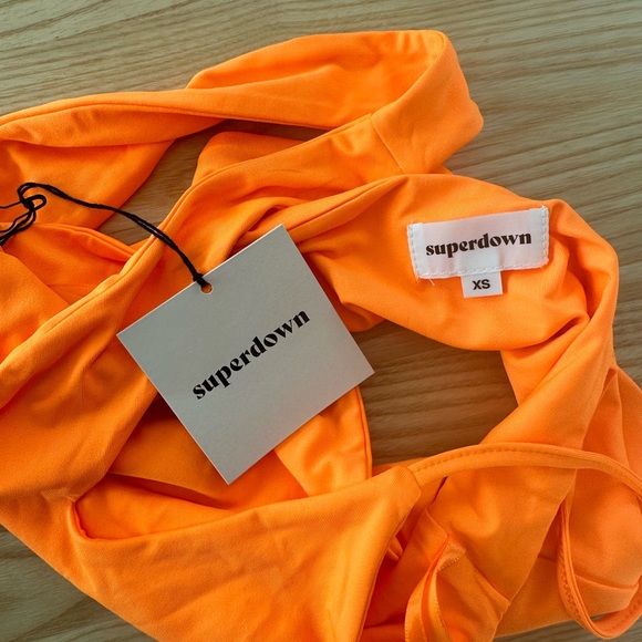 NWT Revolve Superdown Nayeli Asymmetric Crop Top in Orange XS - Picture 4 of 4